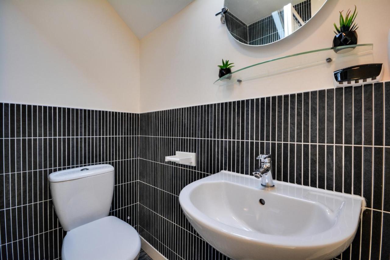 Three Bedroom House In Runcorn By The Lake With Parking By Neofinixdotcom Exterior foto