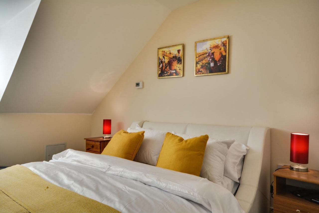 Three Bedroom House In Runcorn By The Lake With Parking By Neofinixdotcom Exterior foto