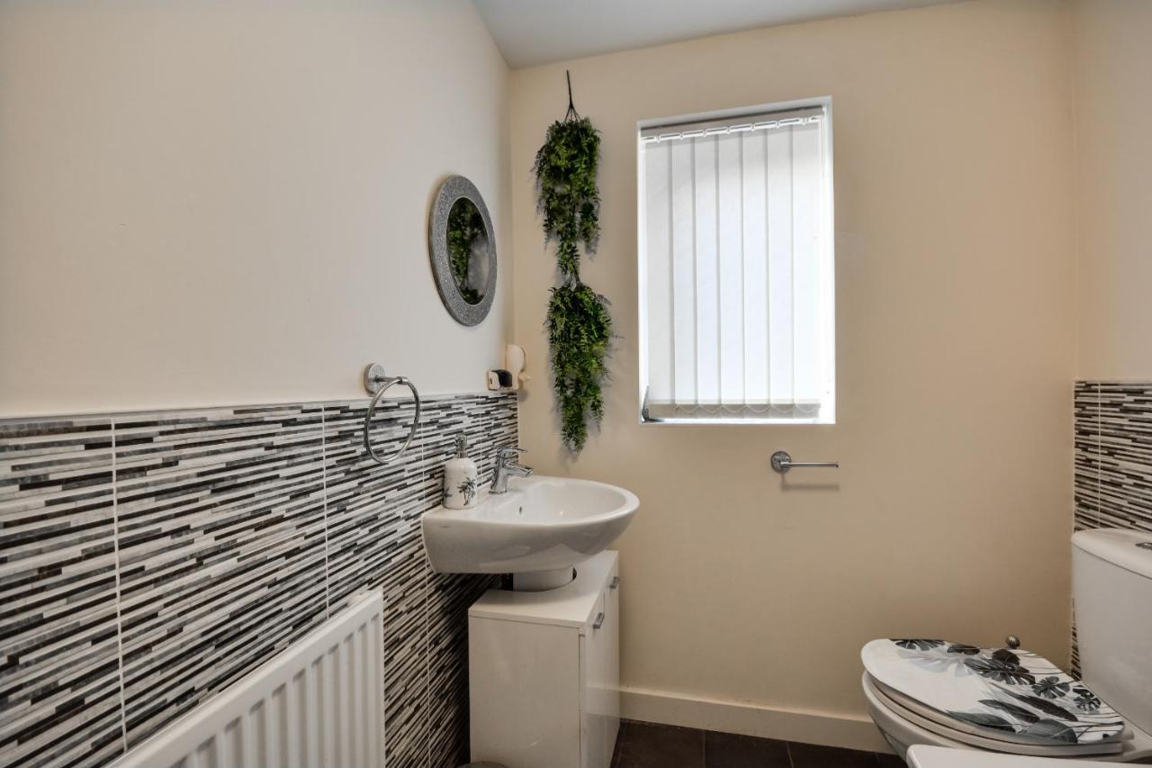Three Bedroom House In Runcorn By The Lake With Parking By Neofinixdotcom Exterior foto