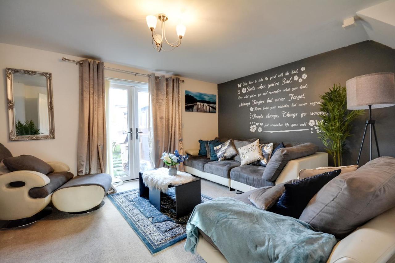Three Bedroom House In Runcorn By The Lake With Parking By Neofinixdotcom Exterior foto