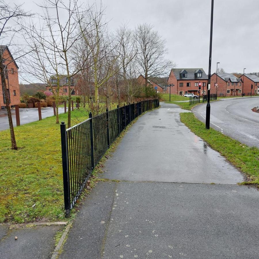Three Bedroom House In Runcorn By The Lake With Parking By Neofinixdotcom Exterior foto