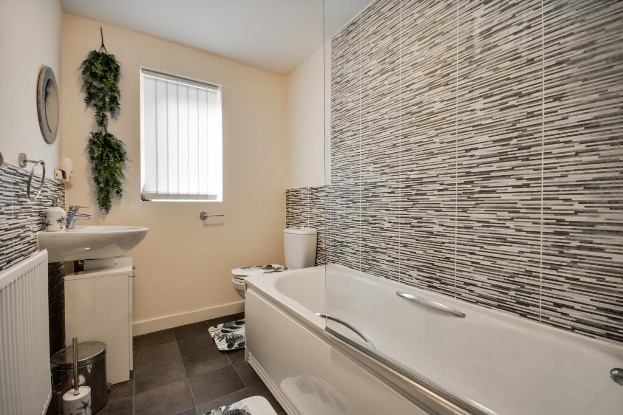 Three Bedroom House In Runcorn By The Lake With Parking By Neofinixdotcom Exterior foto