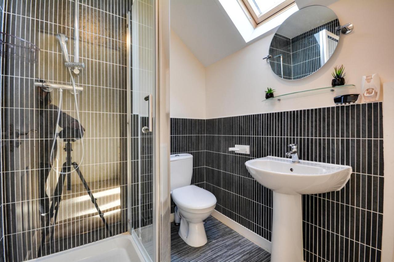 Three Bedroom House In Runcorn By The Lake With Parking By Neofinixdotcom Exterior foto
